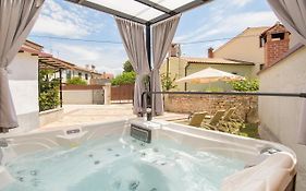 Holiday Home Giovanni Vabriga With Private Jacuzzi